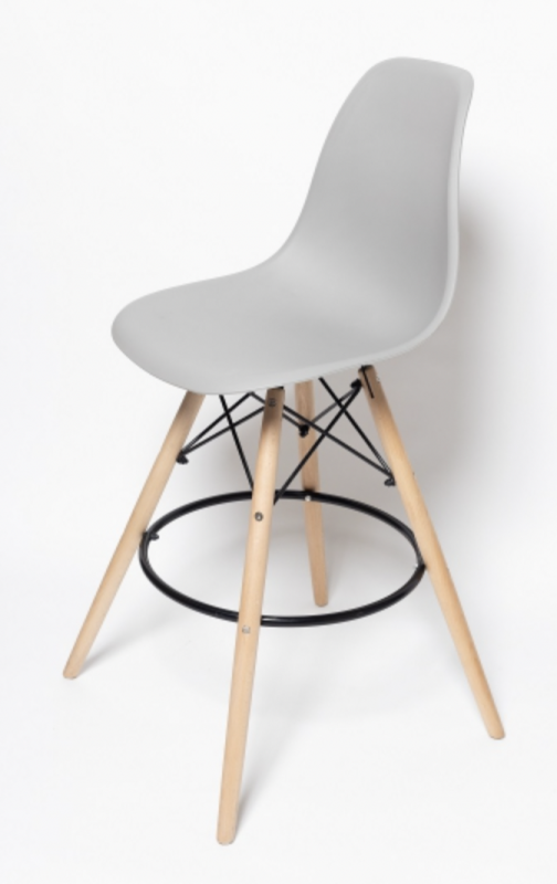 Пластиковый стул Емс на деревянных ногах для кафе